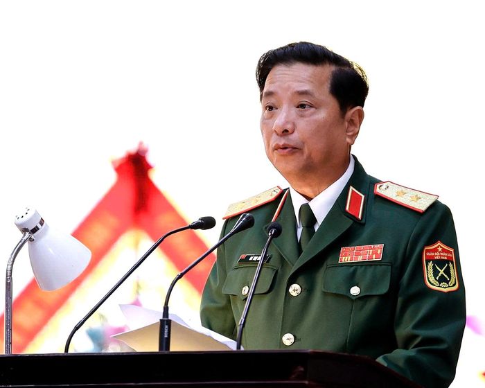 Trung tướng Hà Thọ Bình, Tư lệnh Quân khu 4 phát biểu chỉ đạo tại lễ thành lập. Ảnh: QUỐC KHÁNH