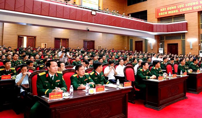 Các đại biểu dự lễ công bố thành lập trường. Ảnh: QUỐC KHÁNH