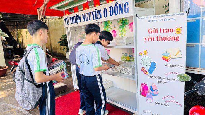  Học sinh gửi tặng những món đồ tại "Tủ thiện nguyện 0 đồng" 