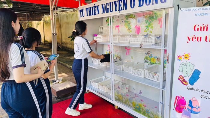  Nhiều tấm vải áo dài, bộ đồng phục, chiếc balo, đôi giày đến cây bút, cuốn sách đều được gom góp chỉn chu, đặt vào gian hàng trước khi trao tận tay người cần 