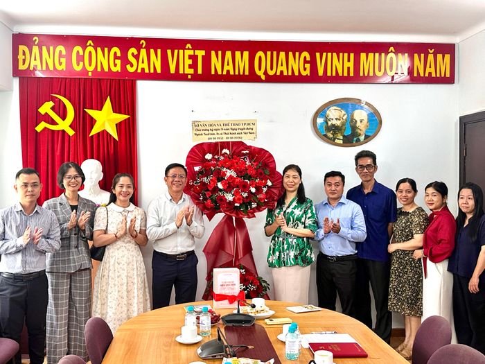  Ông Nguyễn Ngọc Hồi tặng hoa chúc mừng đến lãnh đạo và nhân viên Chi nhánh NXB Chính trị Quốc gia Sự thật tại TPHCM. Ảnh: QUỲNH YÊN 