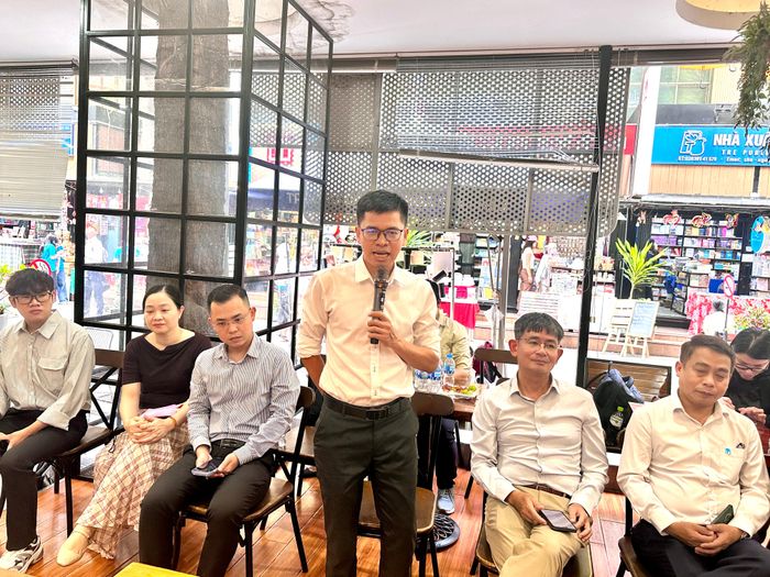  Ông Trần Đình Ba, Phó Giám đốc - Phó Tổng Biên tập NXB Tổng hợp TPHCM, phát biểu tại buổi gặp mặt. Ảnh: QUỲNH YÊN 