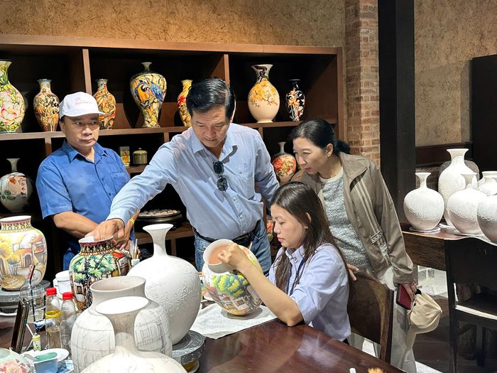 Đại diện các đơn vị lữ hành và Sở Du lịch TPHCM tham quan bảo tàng gốm sứ Minh Long, phường Thuận An, TPHCM. Ảnh: LÊ XUÂN