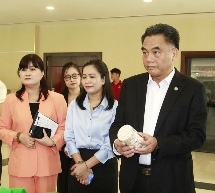 Phó Chủ tịch Thường trực UBND TPHCM Nguyễn Lộc Hà thăm các gian hàng trưng bày bên lề hội nghị. Ảnh: LÊ XUÂN