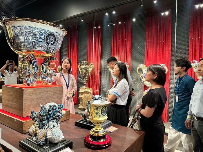 Đại diện các đơn vị lữ hành và Sở Du lịch TPHCM tham quan bảo tàng gốm sứ Minh Long, phường Thuận An, TPHCM. Ảnh: LÊ XUÂN