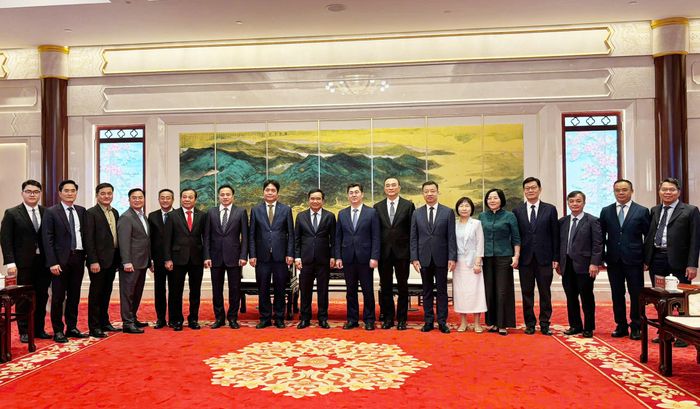 Các đại biểu chụp ảnh lưu niệm. Ảnh: NGUYỄN QUỐC