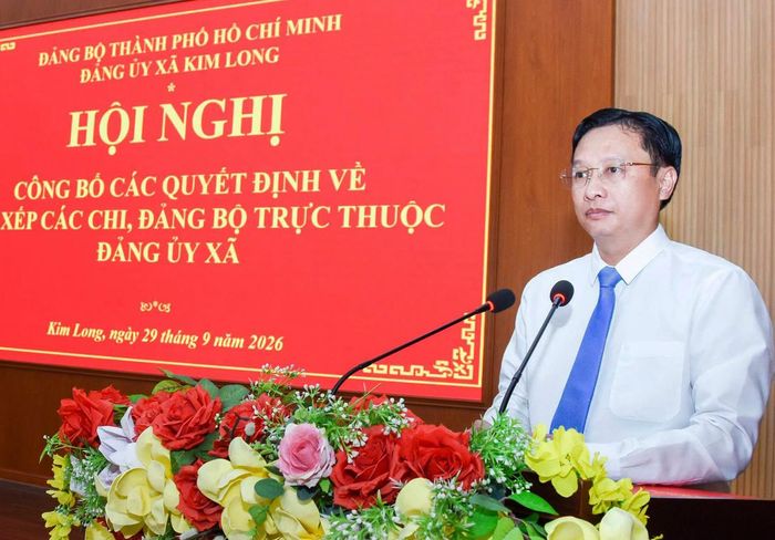  Lãnh đạo Đảng ủy xã phát biểu tại hội nghị 