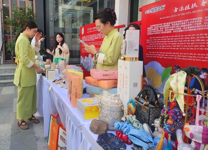  Trưng bày, giới thiệu các sản phẩm thủ công và di sản văn hóa phi vật thể vùng Lĩnh Nam, Trung Quốc. Ảnh: THU HÀ 