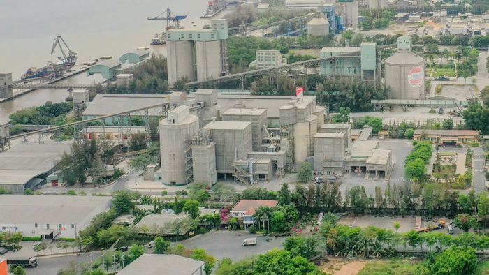 Trạm nghiền xi măng INSEE Hiệp Phước tại Khu công nghiệp Hiệp Phước, xã Hiệp Phước (TPHCM) nhìn từ trên cao. Ảnh: HOÀNG HÙNG