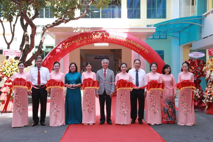 Các đại biểu dự thực hiện nghi thức cắt băng khánh thành 