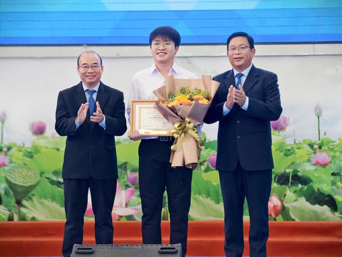 Lãnh đạo Trường Đại học Thủ Dầu Một khen thưởng sinh viên có thành tích xuất sắc trong đợt tuyển sinh đại học năm học 2026-2027
