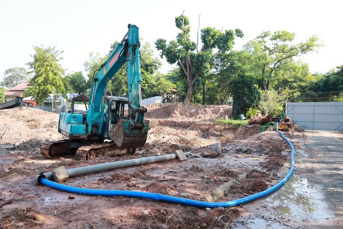  Các lực lượng sử dụng máy bơm để xử lý nước ứ đọng tại khu vực tìm kiếm 