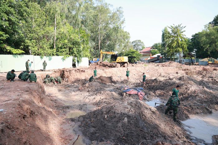  Thời tiết mưa lớn gây nước đọng tại khu vực tìm kiếm 