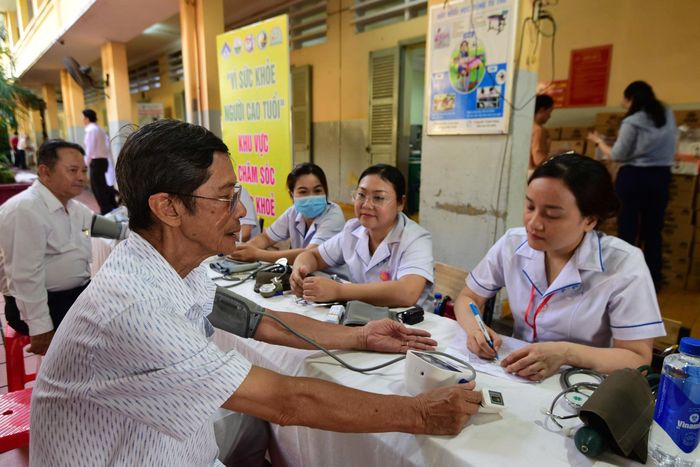  Cần lựa chọn phương pháp chăm sóc phù hợp với mỗi người cao tuổi 