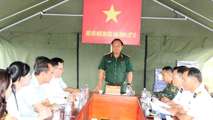 Thiếu tướng Nguyễn Thành Trung phát biểu tại thăm, động viên lực lượng tìm kiếm hài cốt liệt sĩ