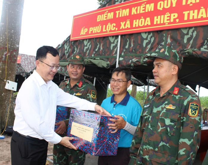 Ông Dương Ngọc Châu, Bí thư Đảng ủy phường Tân Phước trao quà động viên các chiến sĩ Đội tìm kiếm hài cốt liệt sĩ