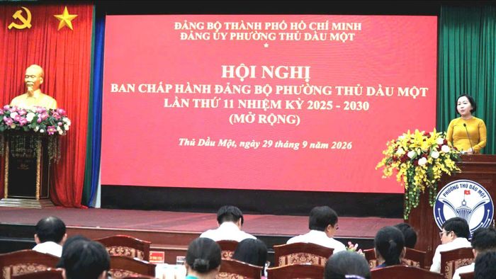 Bí thư Đảng ủy phường Thủ Dầu Một Nguyễn Thu Cúc phát biểu tiếp thu ý kiến chỉ đạo