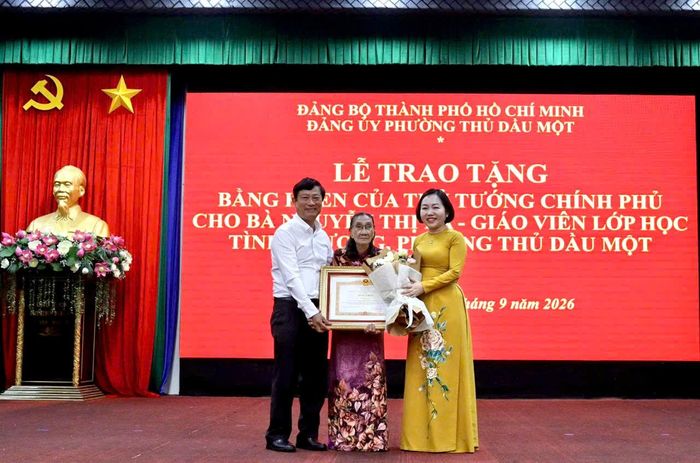Đồng chí Võ Văn Minh trao Bằng khen của Thủ tướng cho bà Nguyễn Thị Ba