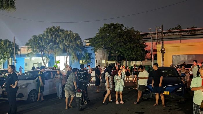  Nhiều người dân chung cư hoảng hốt tháo chạy xuống đất. Ảnh: HỮU TÂM 