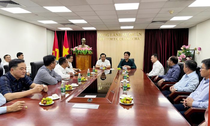 Chủ tịch UBND TPHCM Nguyễn Văn Được đến thăm Tổng Lãnh sự quán Việt Nam tại Thành phố Quảng Châu. Ảnh: NGUYỄN QUỐC