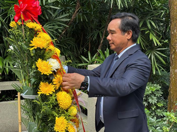 Chủ tịch UBND TPHCM Nguyễn Văn Được dâng hoa, dâng hương viếng mộ Liệt sĩ Phạm Hồng Thái tại Công viên Hoàng Hoa Cương. Ảnh: NGUYỄN QUỐC