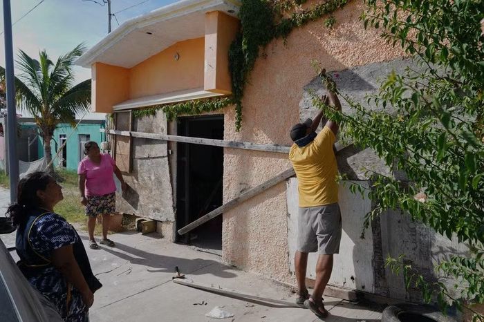 Một người đàn ông gia cố nhà cửa khi cơn bão Polo tiến gần Puerto San Carlos, bang Baja California Sur, Mexico, ngày 27/9/2026. Ảnh: AP/Eduardo Verdugo.
