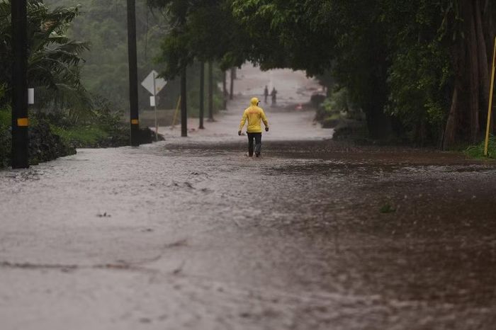 Bão Nolo gây ngập lụt một đoạn đường cao tốc Mamalahoa gần Naalehu, Hawaii, Mỹ, ngày 26/9/2026. Ảnh: AP/Gregory Bull.