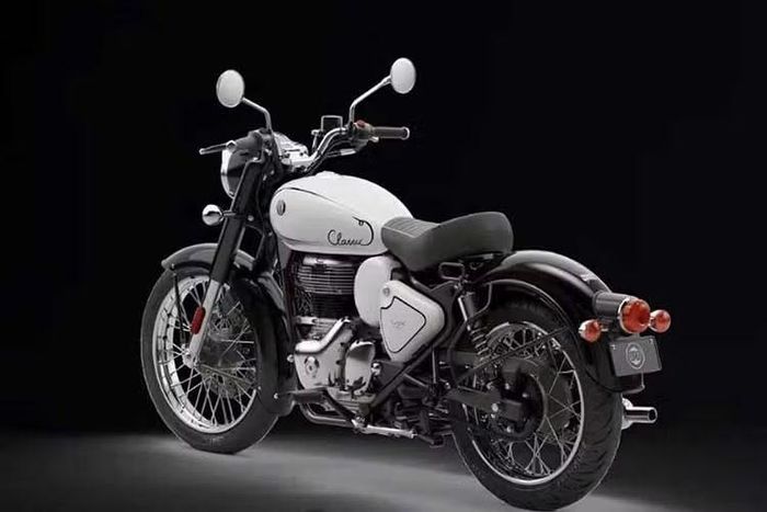 Việc hãng xe máy Royal Enfield lựa chọn cách phối hai tông màu trắng và đen nhằm tạo diện mạo nổi bật hơn, nhưng vẫn duy trì phong cách cổ điển vốn là đặc trưng của Classic 350 dự đoán sẽ thu hút khách hàng mới hơn.