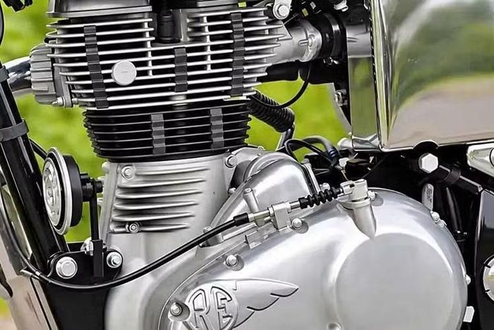 Royal Enfield Classic 350 màu trắng tiếp tục sử dụng động cơ xi-lanh đơn 349cc. Khối động cơ được làm mát bằng không khí và dầu, sản sinh công suất 20,2 mã lực tại 6.100 vòng/phút và mô-men xoắn 27Nm tại 4.000 vòng/phút. Động cơ này được kết hợp với hộp số 5 cấp, kèm ly hợp chống trượt.