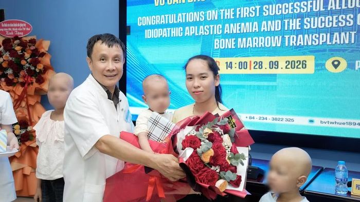 Lãnh đạo bệnh viện tặng hoa chúc mừng ca bệnh. Ảnh: Bệnh viện TW Huế