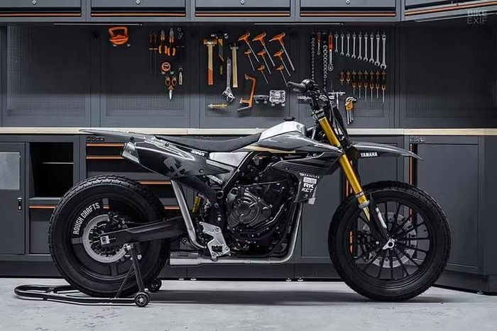 . Đáng chú ý, tổng khối lượng của YenereZ 700 FT độ từ Yamaha Tenere 700 được cắt giảm tới 47 kg, từ mức 205 kg nguyên bản xuống chỉ còn 158 kg khi đổ đầy nhiên liệu và chất lỏng.