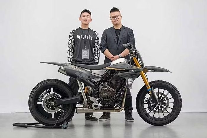 Lấy cảm hứng từ mẫu xe đua flat-track YZ450F của đội đua Yamaha Estenson Racing, dự án của xưởng độ Rough Crafts tại Đài Loan đã biến một chiếc cào cào Adventure thành cỗ máy đua Flat Tracker thuần túy