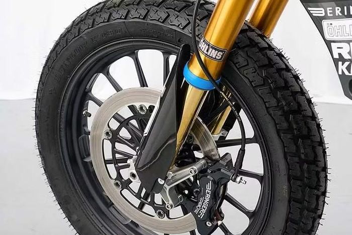 Đơn vị JZO Crafts chế tạo riêng một bình xăng nhôm thủ công gá trực tiếp lên khung xe, vừa đóng vai trò nâng đỡ bộ vỏ nhựa phong cách YZ vừa tối ưu không gian dù dung tích chỉ dừng lại ở mức 6,8 lít.
