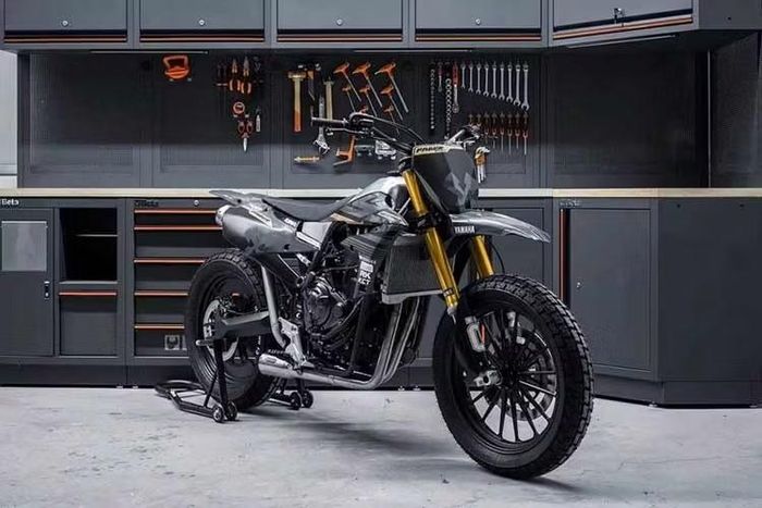 Ý tưởng bắt đầu khi Winston Yeh, người đứng đầu Rough Crafts, thực hiện bản dựng đồ họa kết hợp giữa YZ450F và Tenere 700. Dự án nhanh chóng nhận được sự hỗ trợ từ Yamaha Đài Loan thông qua việc cung cấp chiếc xe nguyên mẫu, kết hợp cùng quá trình chế tạo thực tế do Faber Studio đảm nhiệm.