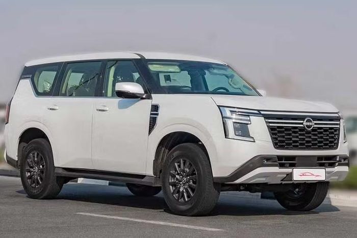 Mẫu xe SUV Nissan Patrol thế hệ mới đang được nhắc đến như một mẫu xe có khả năng xuất hiện tại Việt Nam trong quý IV/2026, có thể vào tháng 12. Theo thông tin từ một nhân viên kinh doanh xe nhập khẩu tư nhân, mức giá tạm tính của mẫu SUV này vào khoảng 4,5 tỷ đồng, đi kèm chế độ bảo hành chính hãng 5 năm.