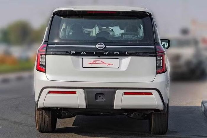 Nếu mức giá dự kiến trở thành hiện thực, Patrol sẽ cạnh tranh với mẫu Toyota Land Cruiser LC300, mẫu xe hiện có giá niêm yết khoảng 4,58 - 4,71 tỷ đồng. Patrol hiện là mẫu SUV lớn và cao cấp nhất trong danh mục sản phẩm Nissan. Thế hệ thứ bảy ra mắt toàn cầu vào tháng 9/2024 và được sản xuất tại nhà máy Kyushu, Nhật Bản.