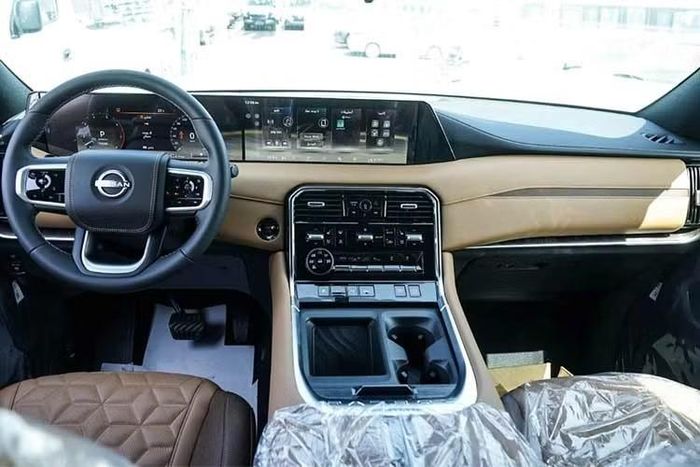 Không gian nội thất của Patrol thế hệ mới được thiết kế theo hướng hiện đại và tách biệt rõ với những dòng Nissan phổ thông đang bán trên thị trường. Trung tâm bảng táp-lô là hai màn hình 14,3 inch đặt sát nhau, tạo thành khu vực hiển thị rộng 28,6 inch. Một màn hình phục vụ cụm đồng hồ kỹ thuật số, màn hình còn lại đảm nhiệm chức năng giải trí.