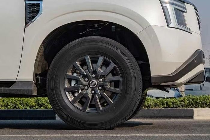 Nissan Patrol thế hệ mới tiếp tục sử dụng kết cấu khung gầm rời, hướng đến nhóm khách hàng cần một mẫu SUV kích thước lớn, khả năng vận hành mạnh và nhiều trang bị cao cấp. Nếu được phân phối tại Việt Nam, xe sẽ sử dụng động cơ xăng V6 3.5L tăng áp kép, sản sinh công suất 425 mã lực và mô-men xoắn 700 Nm. Xe sử dụng hộp số tự động 9 cấp, đi kèm lẫy chuyển số sau vô-lăng.