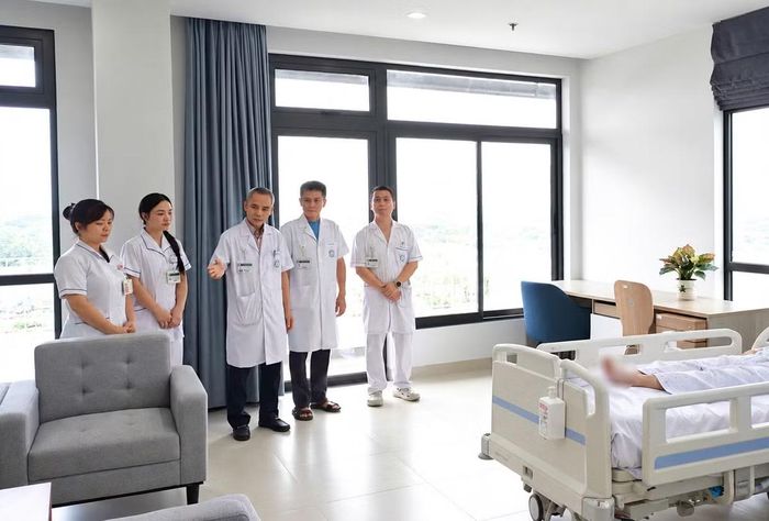 Các bác sĩ thăm hỏi người bệnh - Ảnh BVCC