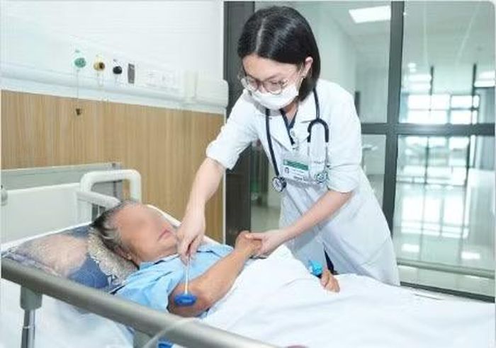 Bác sĩ thăm khám cho người bệnh - Ảnh BVCC
