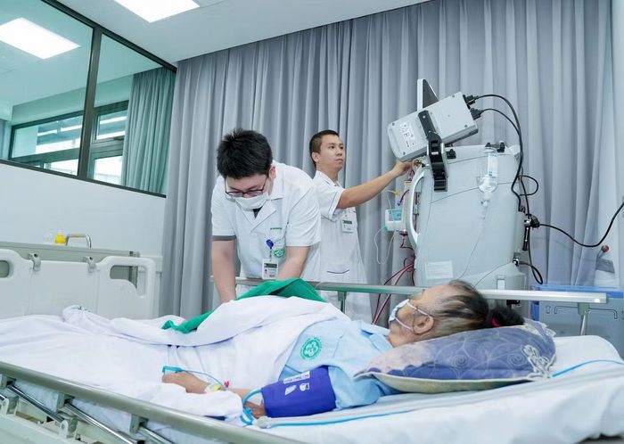 Thực hiện thay huyết tương cho người bệnh - Ảnh BVCC