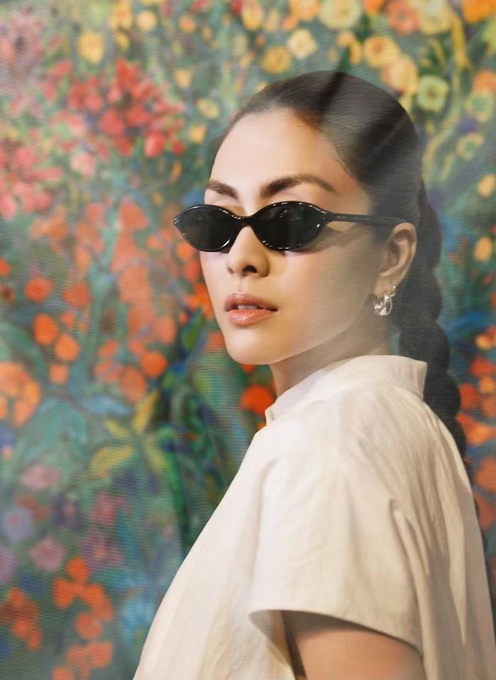 Ở đời thường, “ngọc nữ” một thời cũng không cần diện những bộ cánh quá nổi bật để thu hút sự chú ý. Những trang phục đơn giản, thoải mái khi kết hợp cùng thần thái tự tin vẫn đủ giúp cô trở thành tâm điểm mỗi khi xuất hiện. Ảnh: IG hatangthanh