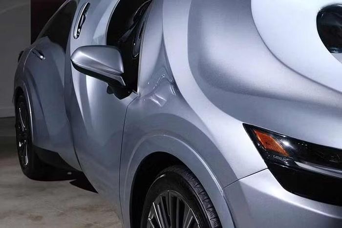 Trong khi đó, RX 450h+ là mẫu plug-in hybrid, kết hợp mô-tơ điện, pin và động cơ đốt trong. Mẫu xe có giá khởi điểm 66.780 USD tại Mỹ, hướng tới nhóm khách hàng muốn sử dụng hệ truyền động điện hóa nhưng vẫn duy trì khả năng tiếp nhiên liệu tại các trạm xăng truyền thống.