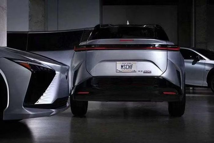 Mẫu Lexus RZ hoàn toàn mới trong dự án được đặt tên “Circle Car”. Toàn bộ thân xe được uốn cong cho đến khi phần đầu và đuôi gần như chạm vào nhau, tạo thành một vòng lặp khép kín.