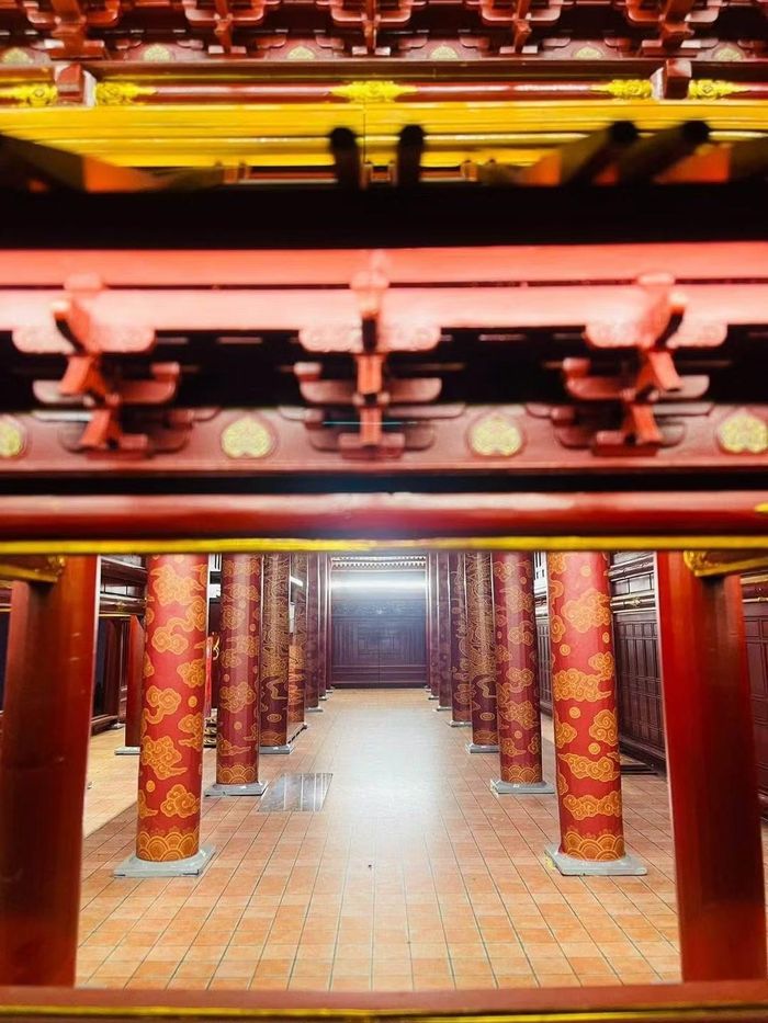 Bên trong chính điện.