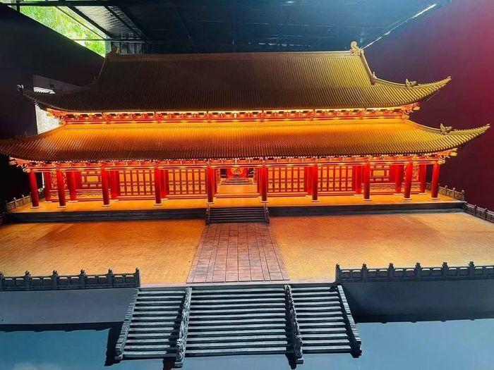 Mô hình Chính điện Kính Thiên được đặt trong tổng thể không gian giới thiệu quá trình nghiên cứu, các cơ sở khoa học và những yêu cầu đặt ra đối với việc phục hồi công trình.