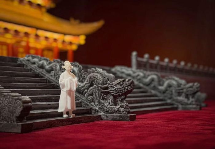 Theo “Đại Việt sử ký toàn thư”, ngay sau khi đánh bại quân Minh và giành lại độc lập cho đất nước, năm 1428, vua Lê Thái Tổ lên ngôi và tiếp tục chọn Thăng Long làm kinh đô. Trên nền các cung điện thời Lý và Trần, triều Lê cho xây dựng một chính điện mới mang tên Điện Kính Thiên, trở thành trung tâm của hoàng cung.