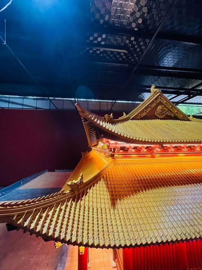 Bộ mái chính điện gồm 2 tầng, có góc đao cong, được lợp ngói rồng hoàng lưu ly, ngói liên châu và ngói diềm như ý trang trí tượng rồng.