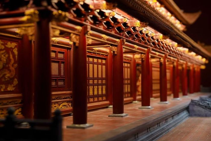 Hàng cột phía trước chính điện.