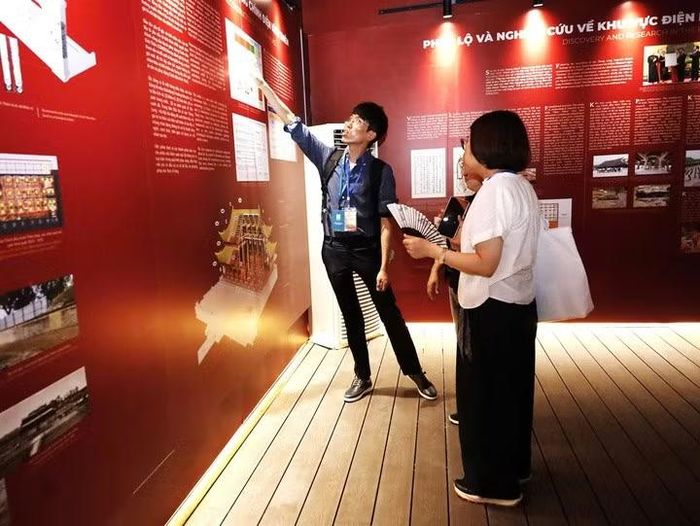 Tại không gian trưng bày, công chúng có thể tiếp cận mô hình điện Kính Thiên trong tương quan với các tư liệu và kết quả nghiên cứu. Mô hình giúp hình dung rõ hơn quy mô của tòa điện, cấu trúc tổng thể, hình thức mái cũng như mối liên hệ giữa chính điện với sân điện phía trước.